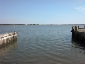 The Crocheron Boat Ramp is deep and wide. It is most suitable for larger boats and experienced paddlers only.